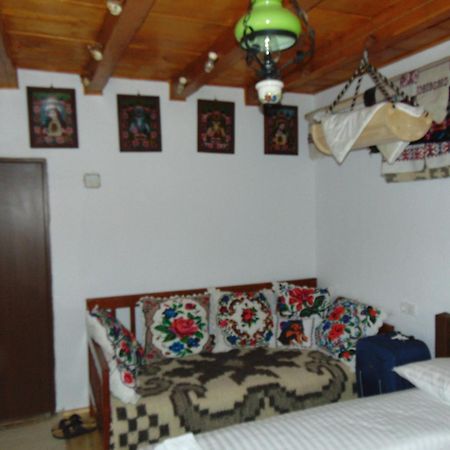 Casutele Din Moisei Hotell Exteriör bild