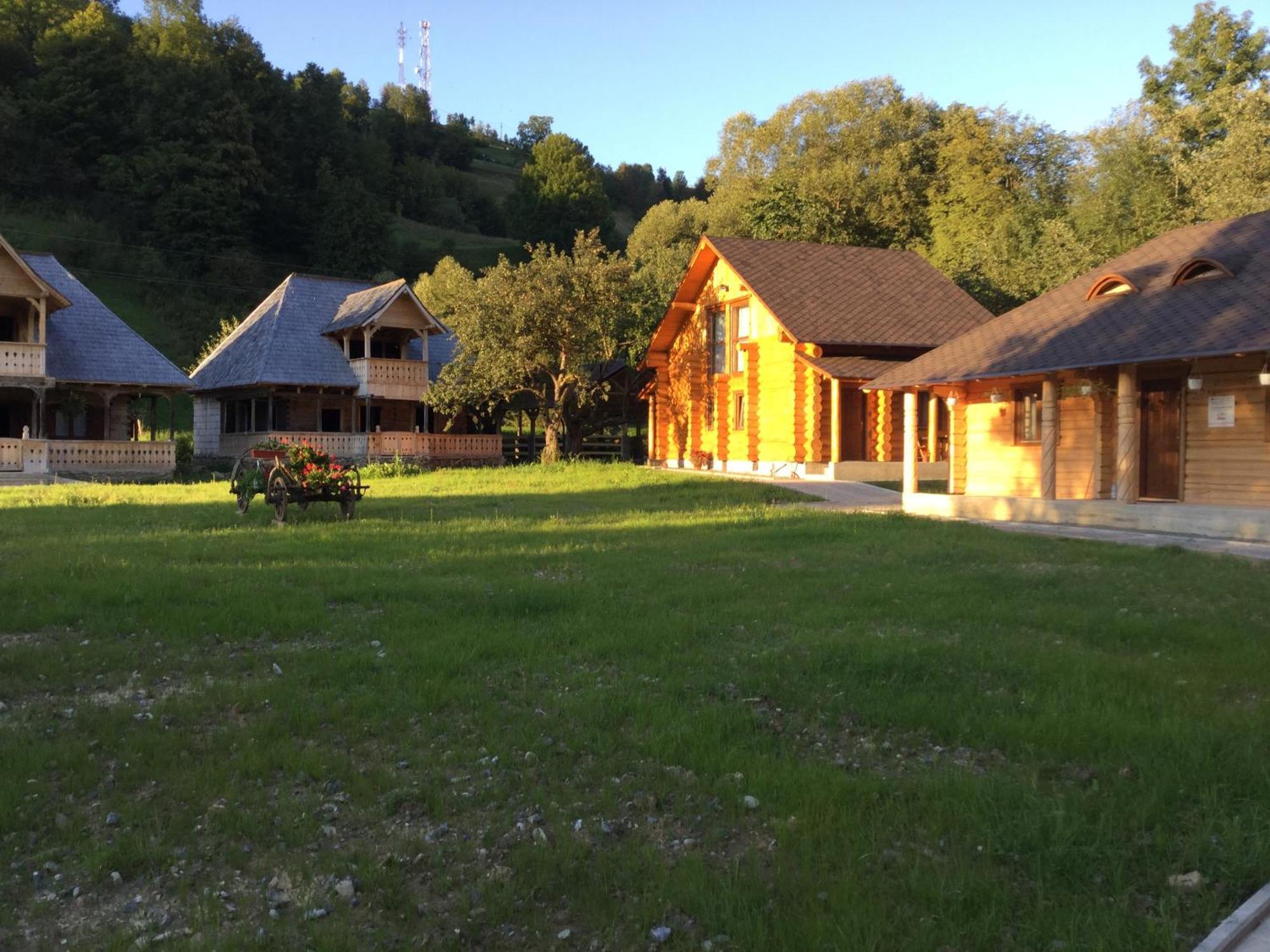 Casutele Din Moisei Hotell Exteriör bild
