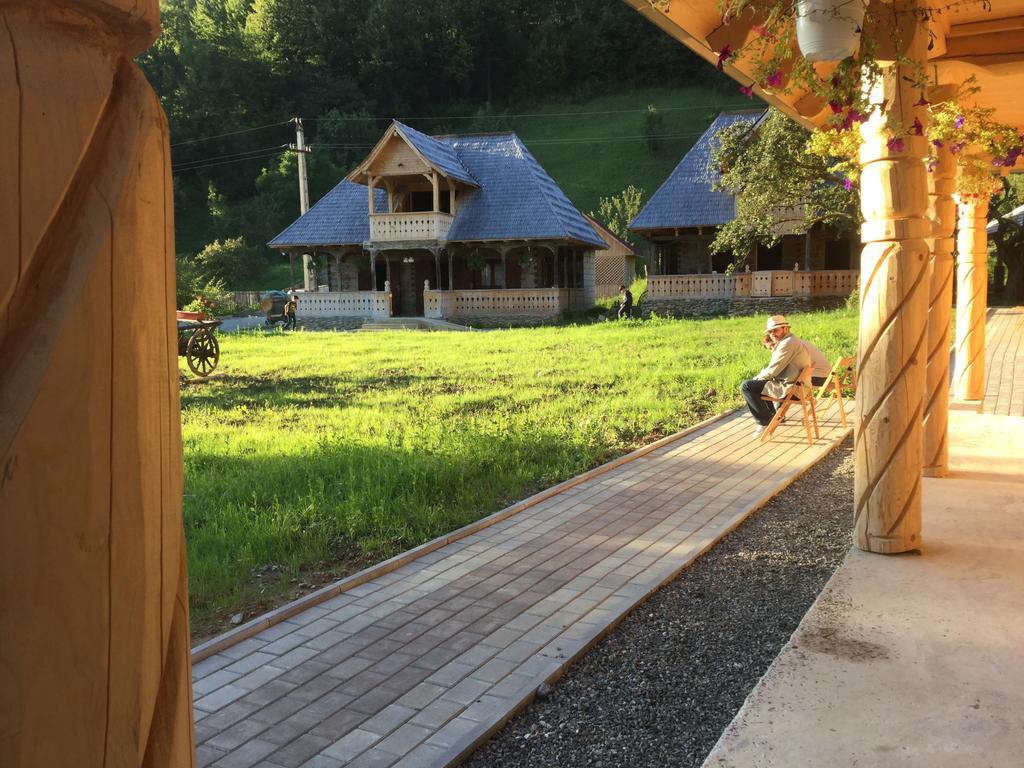 Casutele Din Moisei Hotell Exteriör bild