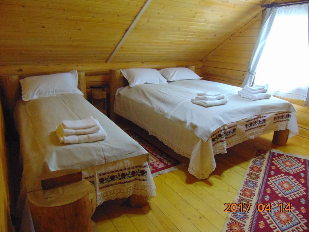 Casutele Din Moisei Hotell Exteriör bild