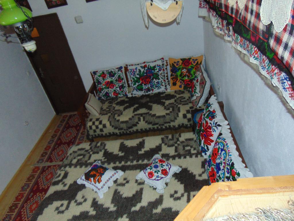 Casutele Din Moisei Hotell Exteriör bild