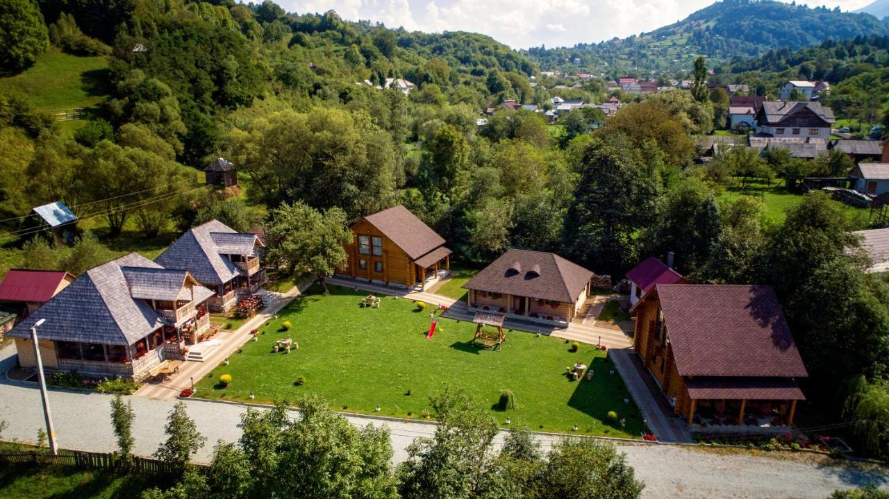 Casutele Din Moisei Hotell Exteriör bild