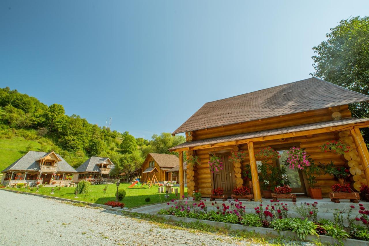 Casutele Din Moisei Hotell Exteriör bild