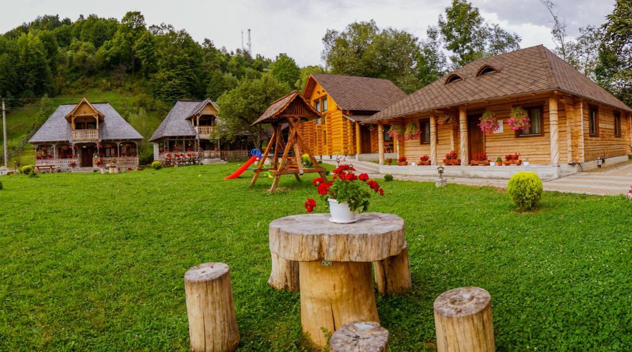 Casutele Din Moisei Hotell Exteriör bild
