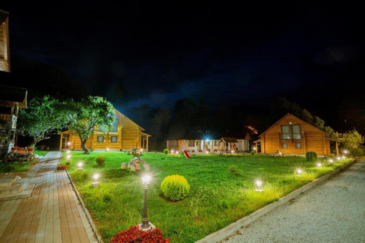 Casutele Din Moisei Hotell Exteriör bild
