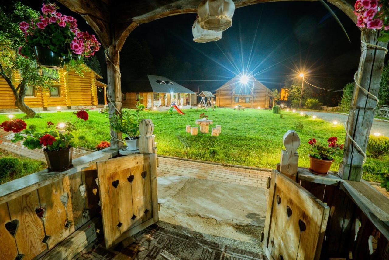 Casutele Din Moisei Hotell Exteriör bild