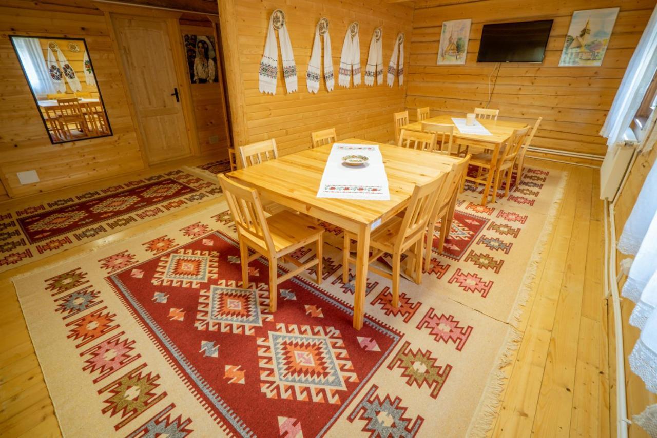 Casutele Din Moisei Hotell Exteriör bild