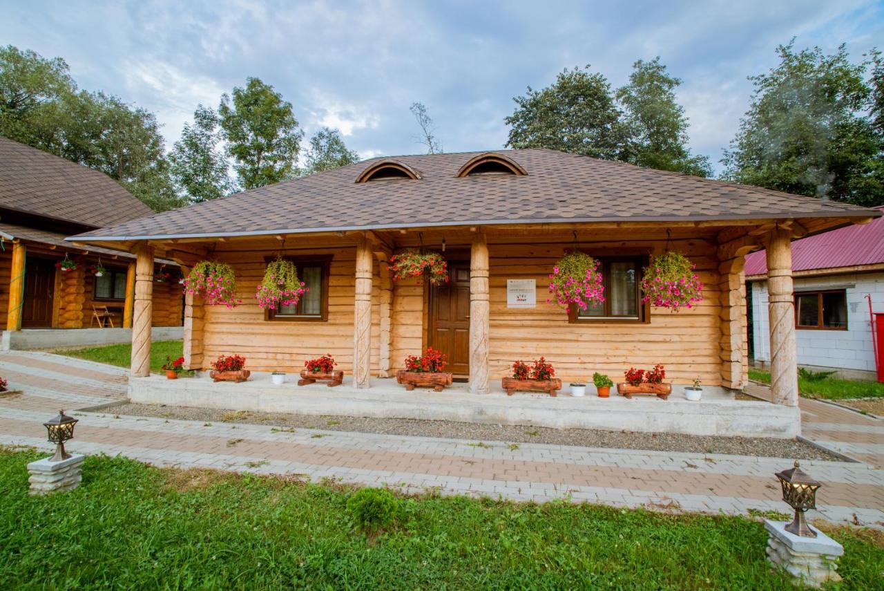 Casutele Din Moisei Hotell Exteriör bild