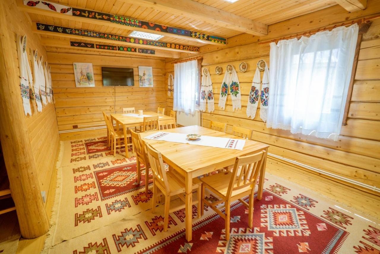 Casutele Din Moisei Hotell Exteriör bild