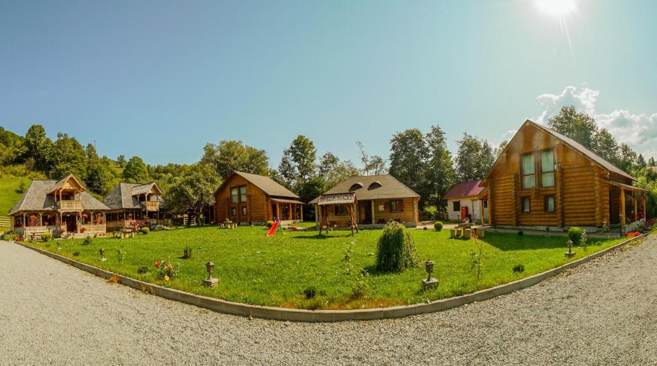 Casutele Din Moisei Hotell Exteriör bild