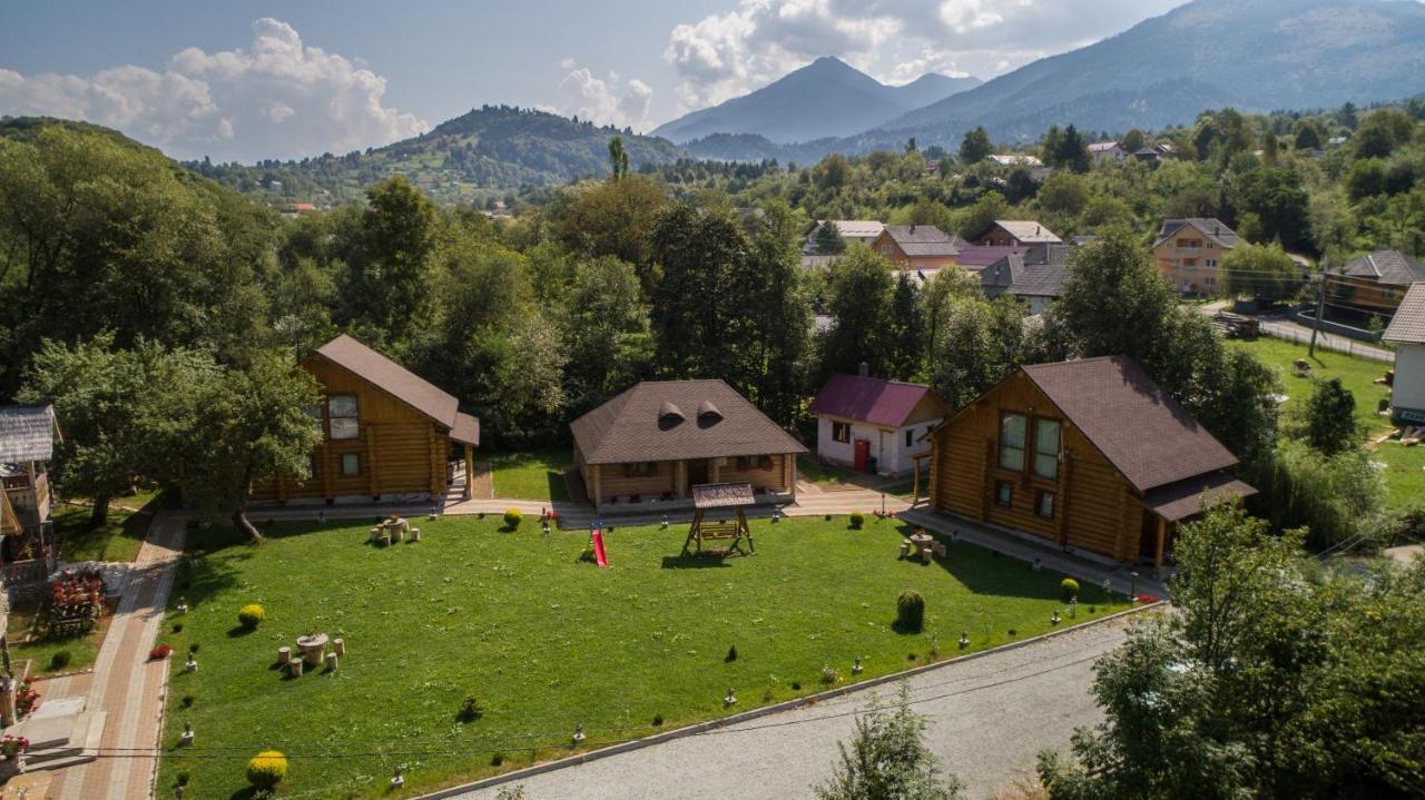 Casutele Din Moisei Hotell Exteriör bild