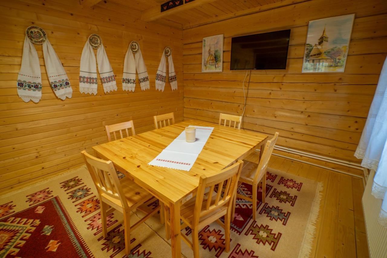 Casutele Din Moisei Hotell Exteriör bild